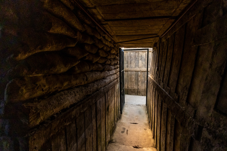 Đứng trên đồi cao, du khách có thể quan sát rõ nét hầm Đờ Cát với những mái vòm sắt vô cùng kiên cố cùng hệ thống đường hào chạy xung quanh hầm. Du khách cũng có thể thấy được toàn bộ mạng lưới rào chắn phòng thủ cùng những xe tăng. (Ảnh: Minh Sơn/Vietnam+)