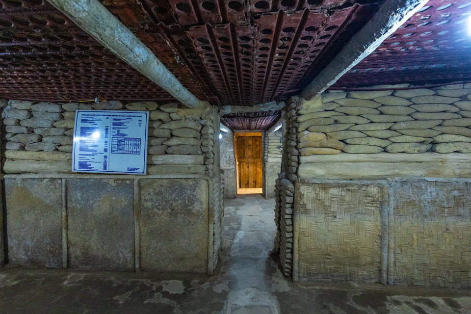 Gần cửa hầm có bức hình được làm bằng xi măng có ảnh của tướng Đờ Cát cùng đoàn tùy tùng cúi đầu khi bị quân đội Việt Nam bắt giữ. (Ảnh: Minh Sơn/Vietnam+)