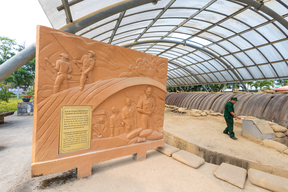 Nóc hầm lợp bằng các tấm ghi thép hình vòm, bên dưới là những bao cát xếp chồng lên nhau. (Ảnh: Minh Sơn/Vietnam+)