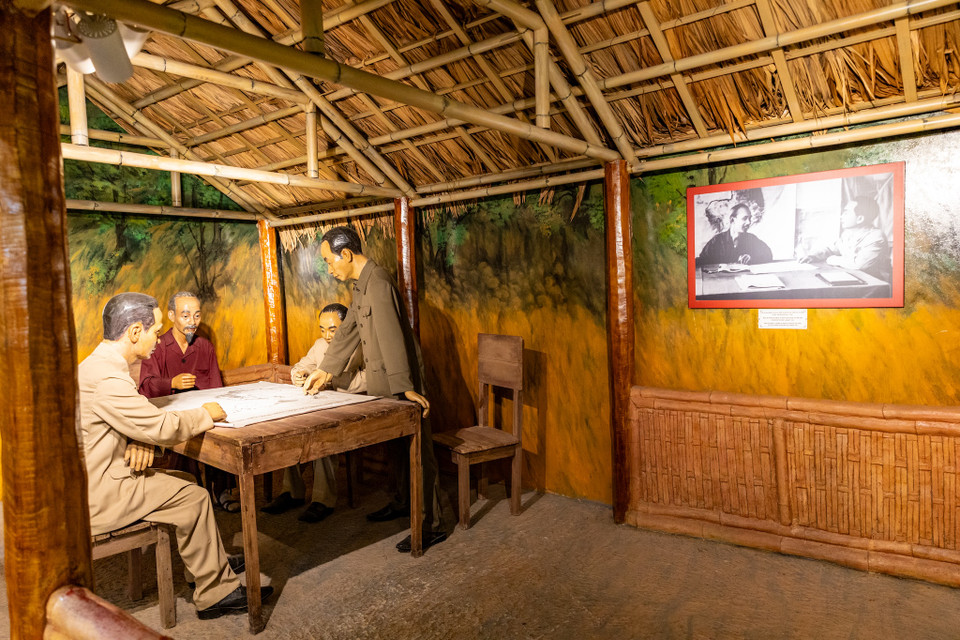 Những phần trưng bày về bộ chỉ huy, bếp hoàng cầm, công tác quân y, với các mô hình bác sỹ, y tá chăm sóc thương binh trong các hầm trú ẩn… cho thấy thực tế đau thương và khốc liệt của chiến tranh. (Ảnh: Minh Sơn/Vietnam+)