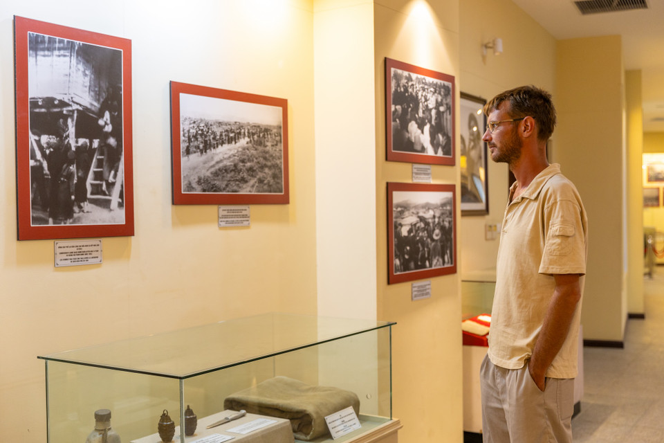 Nhiều du khách quốc tế cũng đã lựa chọn nơi đây để tìm hiểu khi đến với thành phố Điện Biên. (Ảnh: Minh Sơn/Vietnam+)