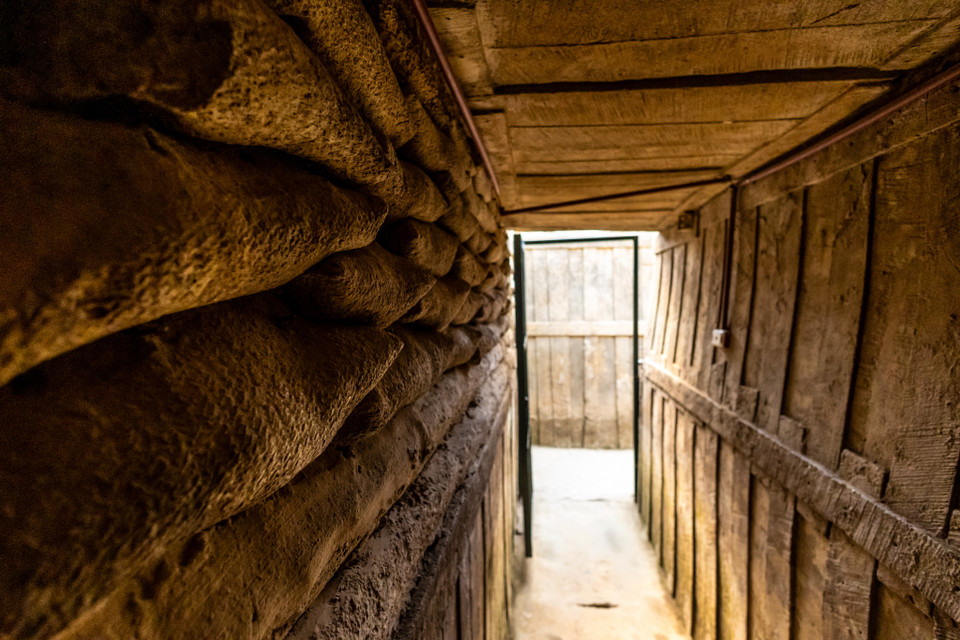 Mái hầm được ghép bởi những khối sắt to tạo thành hình mái vòm chắc chắn. Xung quanh mái sắt và các khe bên trên nóc được chèn bởi những bao cát chắc nịch làm cho những khối mái không bị bung ra, đồng thời hạn chế nước rò rỉ vào trong hầm. (Ảnh: Minh Sơn/Vietnam+)