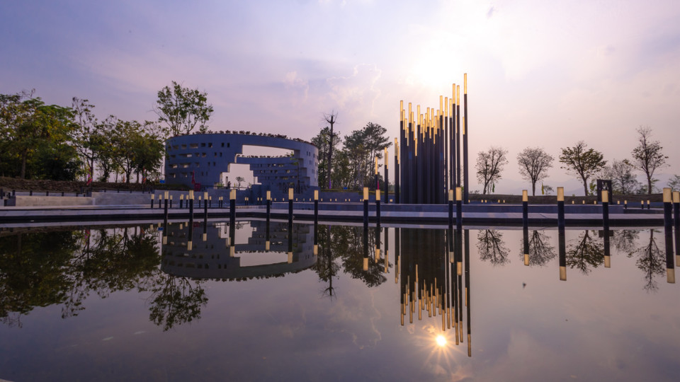 Theo Ban quản lý khu di tích, di tích Đồi F được lựa chọn để xây dựng đền thờ là bởi đây là ngọn đồi lịch sử từng chứng kiến trận đánh ác liệt nhất của các chiến sỹ Quân đội nhân dân Việt Nam trong chiến dịch Điện Biên Phủ năm xưa. Nơi đây còn là ngọn đồi có diện tích đất rộng, có địa hình dạng đồi lượn sóng chạy dài theo hướng Đông Bắc - Tây Nam, đỉnh đồi tương đối bằng phẳng, rất thuận lợi về địa thế để xây dựng đền thờ. (Ảnh: Minh Sơn/Vietnam+)