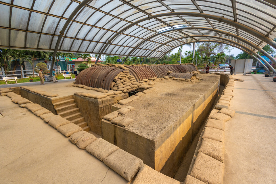 Hầm Đờ Cát (hay còn gọi là hầm De Castries) tên đầy đủ là Sở chỉ huy tập đoàn cứ điểm Điện Biên Phủ tọa lạc giữa vị trí trung tâm của căn cứ điểm Điện Biên Phủ, thuộc khu vực cánh đồng Mường Thanh, cách đồi A1 khoảng 1,5 km về phía Tây. (Ảnh: Minh Sơn/Vietnam+)