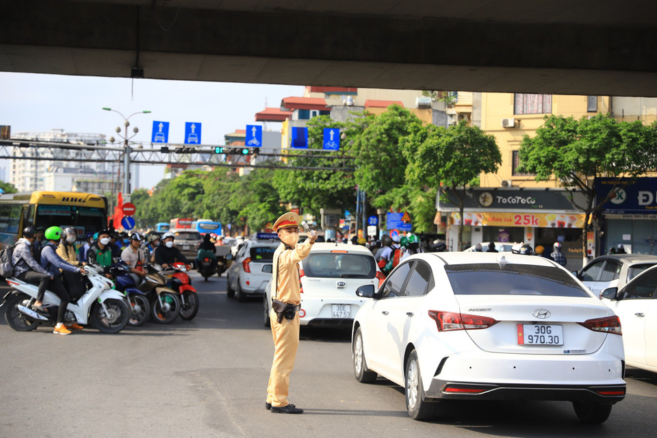 Lực lượng chức năng liên tục điều tiết để tránh xảy ra ùn tắc. (Ảnh: Hoài Nam/Vietnam+)