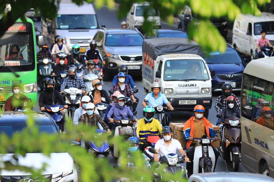 Đoạn xuống vành đai 3 trên cao khu vực ngã tư Khuất Duy Tiến, đã có tình trạng ùn ứ nhẹ. (Ảnh: Hoài Nam/Vietnam+)
