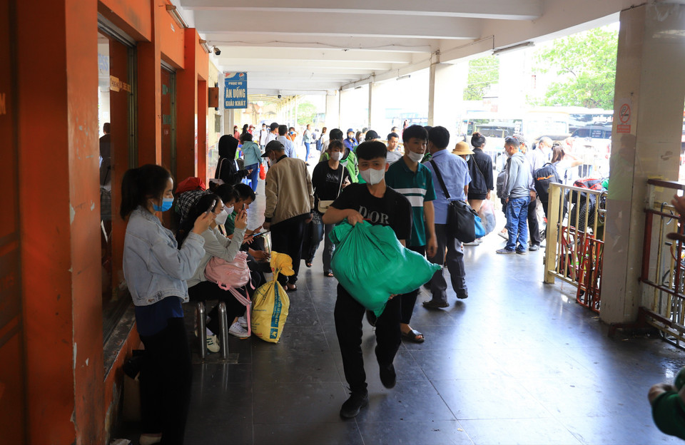 Lối ra cổng bến xe Giáp Bát đông nghịt người dân từ các tỉnh trở về Thủ đô sau nghỉ lễ . (Ảnh: Hoài Nam/Vietnam+)