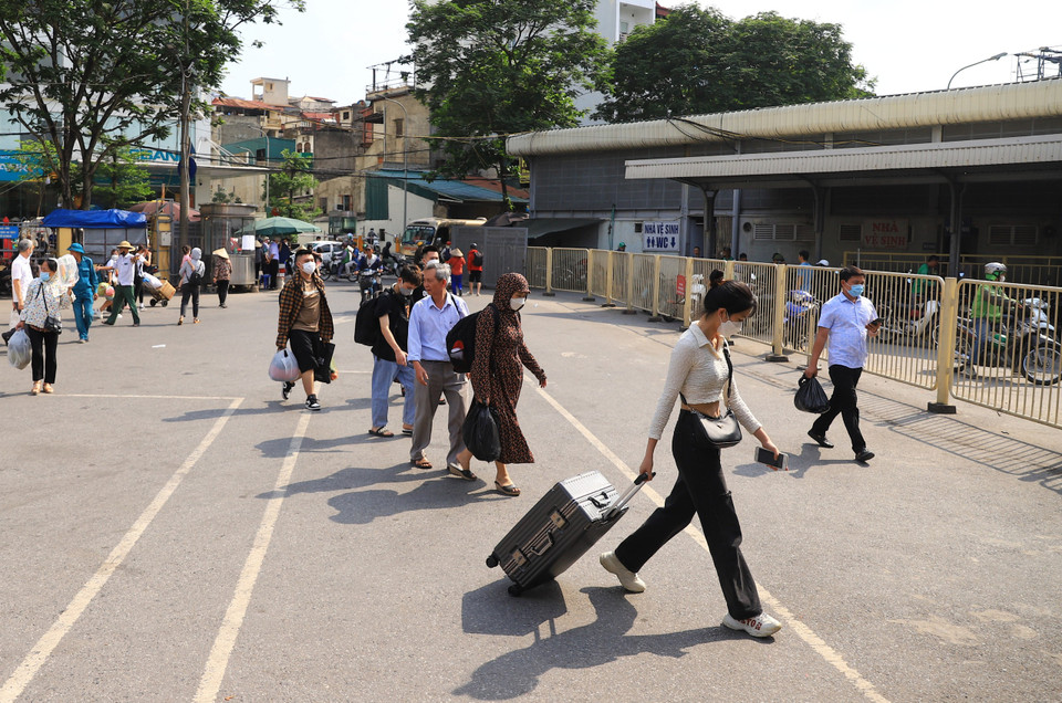Theo ghi nhận của phóng viên báo Điện tử VietnamPlus, khoảng 14 giờ 30 ngày 3/5 tại các bến xe và cửa ngõ Thủ đô, rất đông người dân quay trở lại sau kỳ nghỉ lễ kéo dài 5 ngày. (Ảnh: Hoài Nam/Vietnam+)