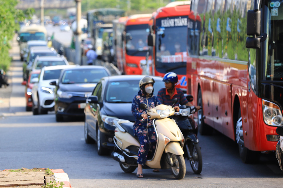 Lực lượng chức năng cho biết, nhiều khả năng trong chiều tối ngày 3/5 sẽ xảy ra hiện tượng ùn tắc do lượng phương tiện đổ về Thủ đô tăng mạnh. (Ảnh: Hoài Nam/Vietnam+)
