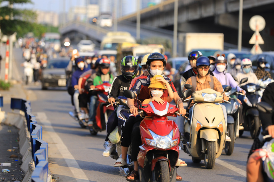 Ở nhiêu tuyến đường, giao thông hướng vào nội thành Hà Nội đông đúc, các phương tiện di chuyển chậm. (Ảnh: Hoài Nam/Vietnam+)