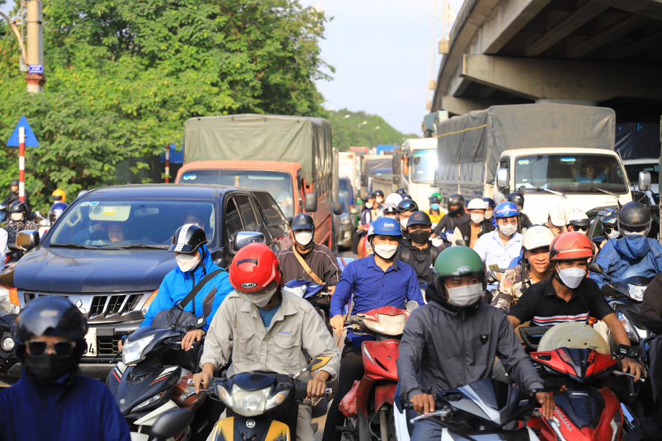Đường từ hồ Linh Đàm hướng về trung tâm, rất đông các phương tiện tham gia giao thông. (Ảnh: Hoài Nam/Vietnam+)