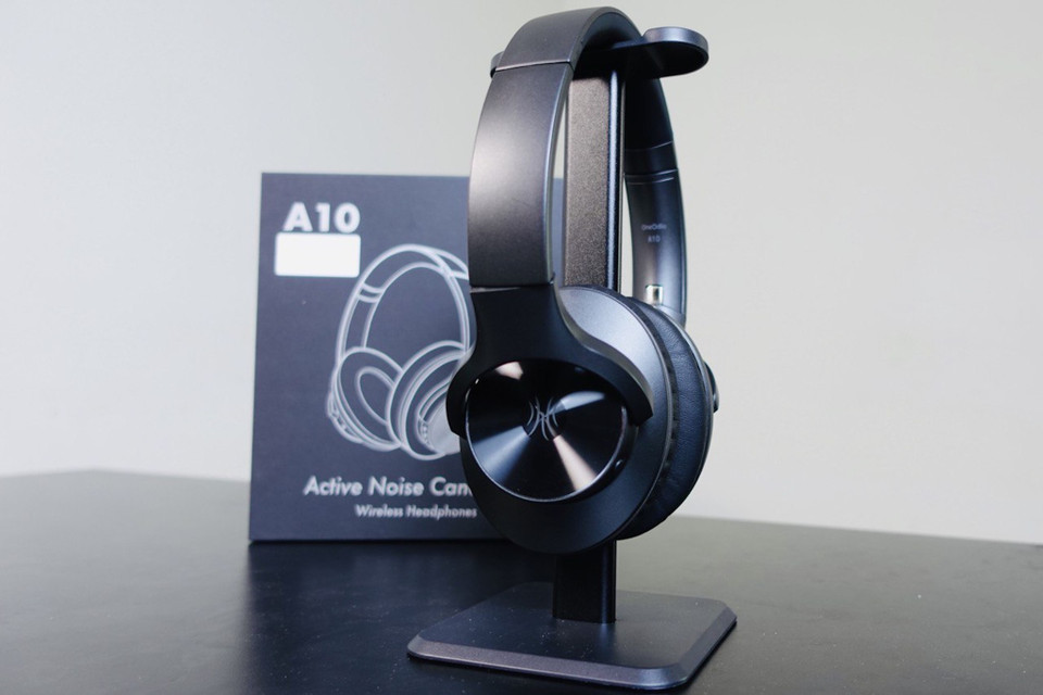 Mẫu tai nghe khôn dây OneOdio A10 cũng đáng chú ý với công nghệ chống ồn ANC hiện đại, kèm tính năng xuyên âm chỉ với 1 nút bấm. (Ảnh: PV/Vietnam+)