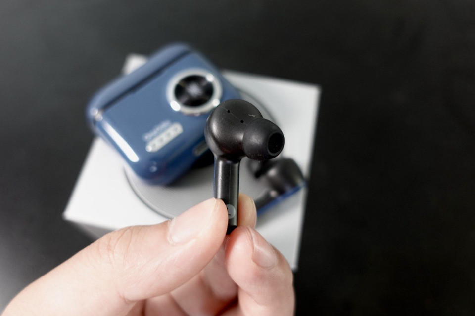 OneOdio F2 sở hữu dung lượng pin 800mAh với thời gian chơi nhạc lên đến 8 giờ cho mỗi lần sạc tai nghe. Tổng thời gian phát lại là 48 giờ với hộp sạc 800mAh. Thời gian sạc nhanh chóng chỉ mất khoảng 1,5 giờ với cổng sạc Type-C. (Ảnh: PV/Vietnam+)