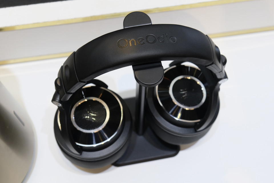 OneOdio Monitor 80 sở hữu màng loa rộng 40mm, âm thanh chuẩn Hi-res được công nhận bởi JAS và CEA. Mẫu tai nghe này có vẻ bề ngoài sang trọng với màu đen chủ đạo kết hợp với viền bạc, cùng sự thoải mái với đệm tai overear và headband linh hoạt. Hiện OneOdio Monitor 80 có giá niêm yết 2,4 triệu đồng. (Ảnh: PV/Vietnam+)