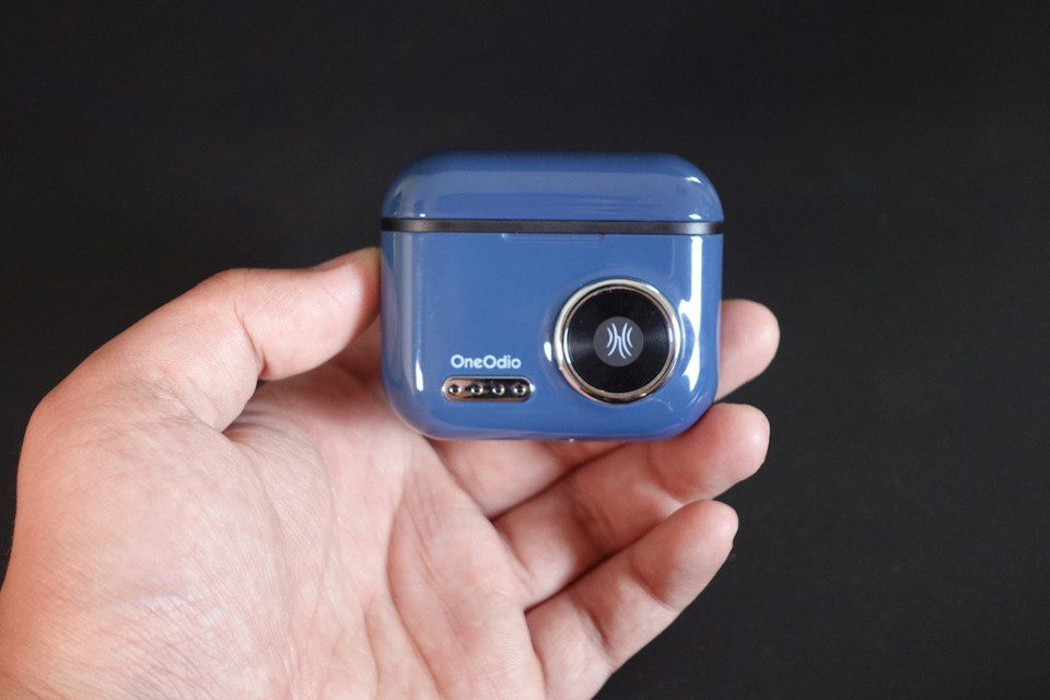 Dock sạc OneOdio F2 được thiết kế bo tròn 4 góc nhỏ gọn. Nổi bật trên bề mặt vỏ dock sạc là thương hiệu OneOdio cùng biểu tượng đĩa nhạc độc đáo. (Ảnh: PV/Vietnam+)