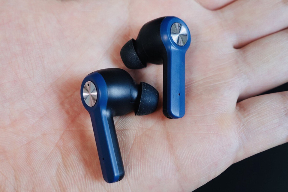 Cận cảnh cặp tai nghe bên trong OneOdio F2. Hiện sản phẩm có giá bán từ 799.000 đồng. (Ảnh: PV/Vietnam+)