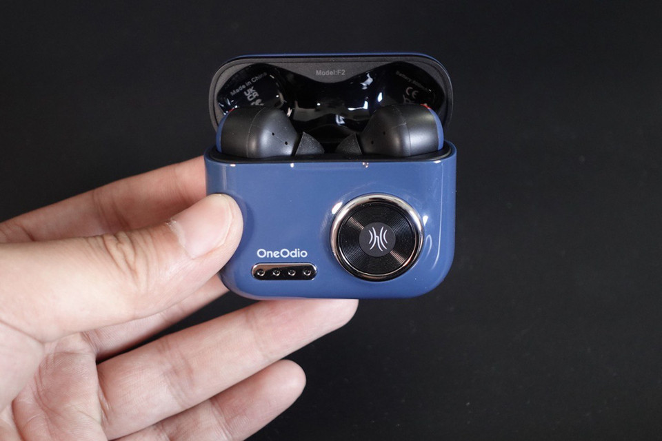 Bên trong là chiếc tai nghe bluetooth OneOdio F2 với thiết kế siêu nhẹ dạng in-ear (Ảnh: PV/Vietnam+)