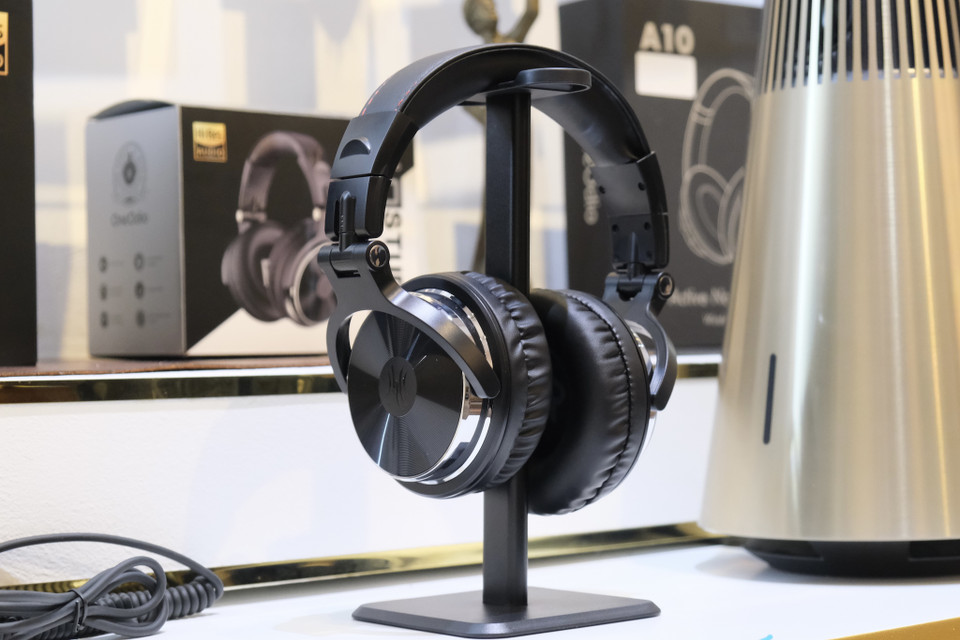 Cao cấp nhất là mẫu tai nghe dạng mở (open - back) OneOdio Monitor 80. Đây là mẫu tai nghe dành cho những người làm nhạc chuyên nghiệp cũng như DJ hay các nhà sản xuất âm nhạc. (Ảnh: PV/Vietnam+)