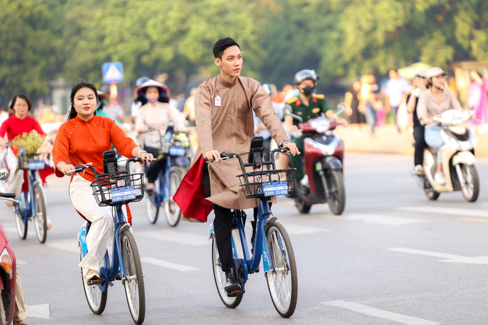 Đôi bạn trẻ Vũ Ngọc Lương và Lê Trà My (Hà Nội) tham gia chương trình để quảng bá vẻ đẹp của áo dài đến du khách và người dân. 'Khi khoác lên tấm áo dài đạp xe qua các di sản của Hà Nội, tôi cảm thấy rất tự hào vì đã góp thêm một công sức nhỏ bé trong việc kết nối di sản và quảng bá vẻ đẹp áo dài,' Trà My chia sẻ. (Ảnh: Minh Sơn/Vietnam+)