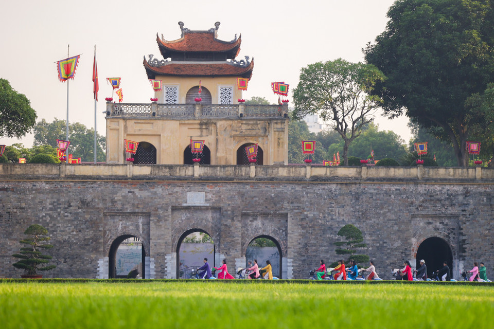 Ông Nguyễn Đức Bình - Chủ nhiệm Câu lạc bộ Đình làng Việt nhấn mạnh hình ảnh người dân mặc áo dài đạp xe quanh những con phố cổ ở Hà Nội sẽ góp phần tôn vinh giá trị di sản văn hóa của Thủ đô, tôn vinh nét đẹp của trang phục áo dài truyền thống. Sự kiện góp phần giúp người dân, du khách nước ngoài có cái nhìn và hiểu biết rõ nét hơn về áo dài truyền thống của Việt Nam nói riêng và vẻ đẹp cũng như các giá trị của di sản Hà Nội nói chung. (Ảnh: Minh Sơn/Vietnam+)