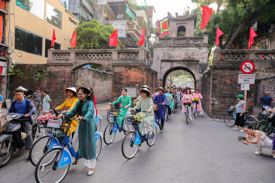 Đây cũng là lần đầu tiên sự kiện được tổ chức nhằm tái hiện vẻ đẹp của con người Tràng An thanh lịch, thông qua chuỗi hành động kết nối di sản. (Ảnh: Minh Sơn/Vietnam+)