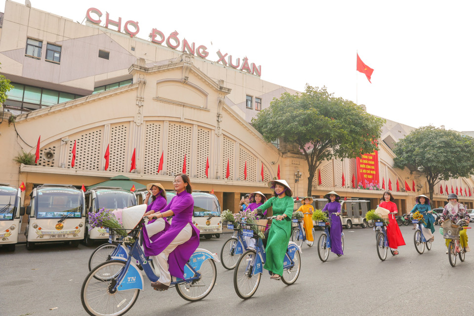 Một số địa điểm nổi tiếng sẽ được đoàn diễu hành đi qua như Lăng Chủ tịch Hồ Chí Minh, Cầu Long Biên, Chợ Đồng Xuân,... (Ảnh: Minh Sơn/Vietnam+)