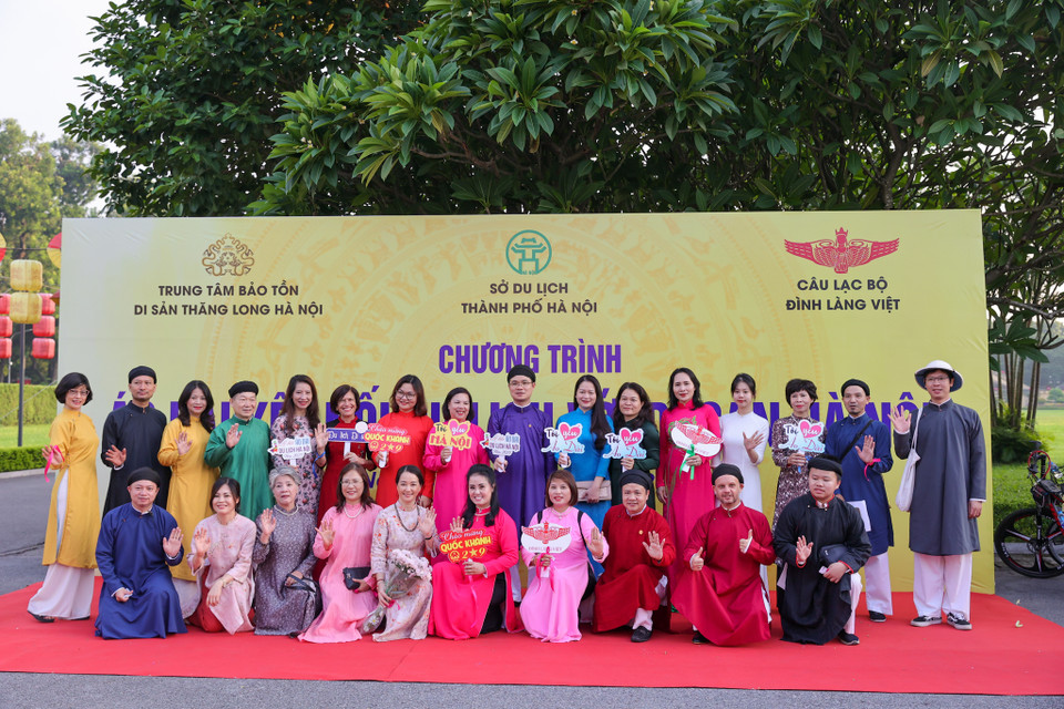 Sáng 1/9, Sở Du lịch Hà Nội phối hợp Trung tâm Bảo tồn di sản Thăng Long Hà Nội và Câu lạc bộ Đình Làng Việt tổ chức chương trình 'Áo dài kết nối du lịch và di sản Hà Nội lần thứ nhất - năm 2023.' (Ảnh: Minh Sơn/Vietnam+)