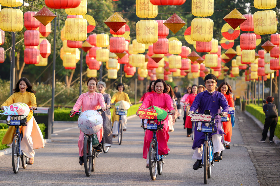 Sự kiện có sự tham dự của hơn 150 người yêu thích vẻ đẹp của trang phục áo dài Việt Nam. Theo Ban Tổ chức, chương trình thu hút sự hưởng ứng của cán bộ, công chức các cơ quan, đơn vị trên địa bàn Hà Nội cùng đông đảo nhân dân Thủ đô, bạn bè trong nước và quốc tế. (Ảnh: Minh Sơn/Vietnam+)