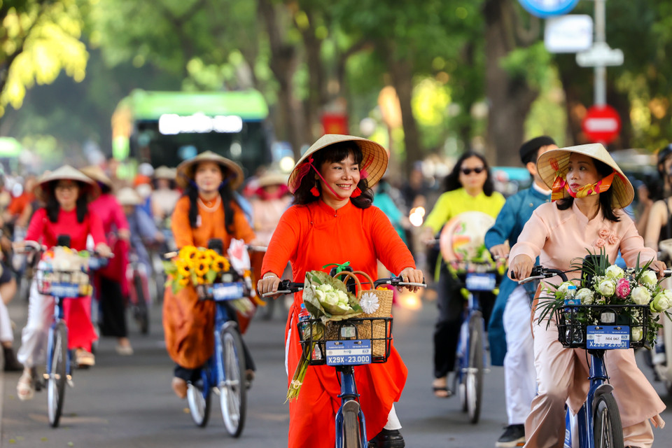 Đoàn diễu hành xuất phát tại Hoàng thành Thăng Long với sự tham gia của hơn 150 người, bao gồm cả nam và nữ mặc trang phục áo dài truyền thống. (Ảnh: Minh Sơn/Vietnam+)