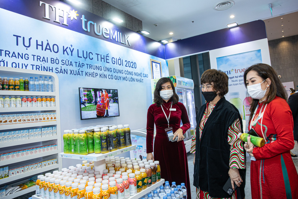 Bà Thái Hương, người sáng lập ra TH True MILK thị sát gian hàng. (Ảnh: PV/Vietnam+)