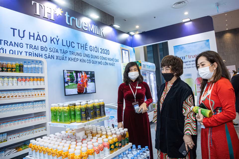 Bà Thái Hương, người sáng lập ra TH True MILK thị sát gian hàng. (Ảnh: PV/Vietnam+)