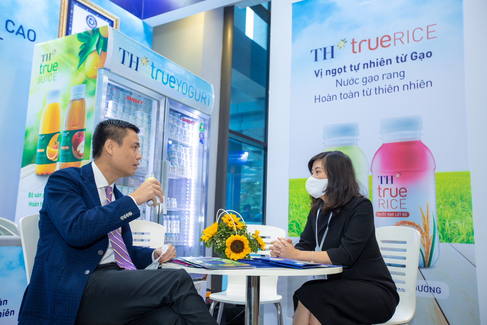  Thứ trưởng Bộ Ngoại giao Đặng Hoàng Giang thăm gian hàng và thưởng thức sản phẩm TH. (Ảnh: PV/Vietnam+)