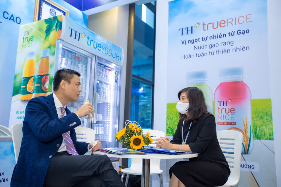  Thứ trưởng Bộ Ngoại giao Đặng Hoàng Giang thăm gian hàng và thưởng thức sản phẩm TH. (Ảnh: PV/Vietnam+)