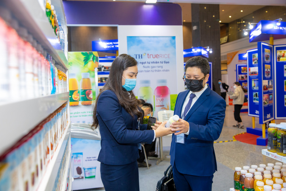 Đa số các đại biểu nhận xét các sản phẩm từ TH True MILK rất phù hợp với khẩu vị. Một số sản phẩm tự nhiên như nước hoa quả hoàn toàn có thể so sánh với sản phẩm của nước ngoài. (Ảnh: PV/Vietnam+)