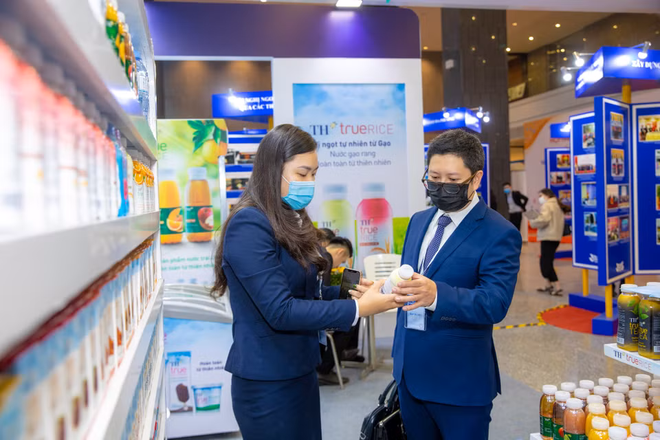 Đa số các đại biểu nhận xét các sản phẩm từ TH True MILK rất phù hợp với khẩu vị. Một số sản phẩm tự nhiên như nước hoa quả hoàn toàn có thể so sánh với sản phẩm của nước ngoài. (Ảnh: PV/Vietnam+)