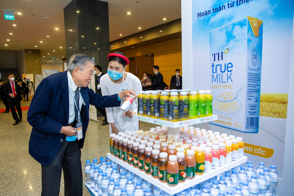 Ông Trần Tam Giáp - Chủ nhiệm Câu lạc bộ Hưu trí Bộ Ngoại giao tỏ ra thích thú khi tham quan gian hàng của TH True MILK. (Ảnh: PV/Vietnam+)