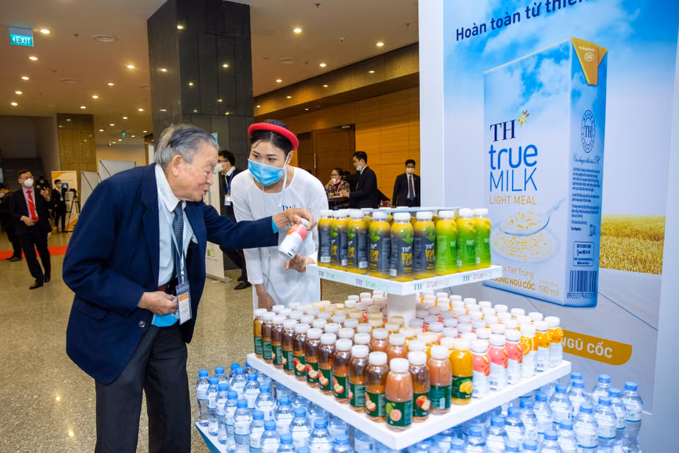 Ông Trần Tam Giáp - Chủ nhiệm Câu lạc bộ Hưu trí Bộ Ngoại giao tỏ ra thích thú khi tham quan gian hàng của TH True MILK. (Ảnh: PV/Vietnam+)