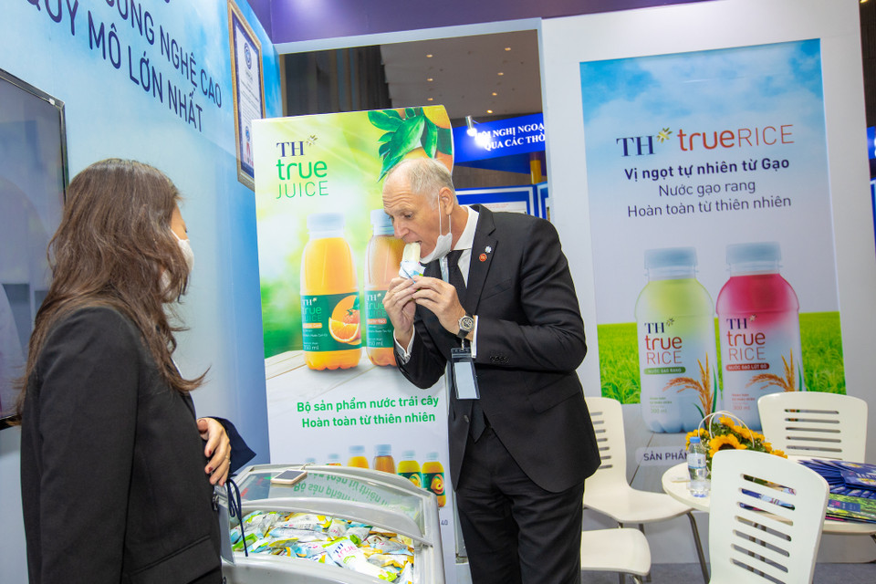 Đây là cũng là dịp để TH True MILK giới thiệu và gửi gắm các sản phẩm tốt cho sức khỏe đến những 'người tiêu dùng đặc biệt' có mặt tại sự kiện. (Ảnh: PV/Vietnam+)