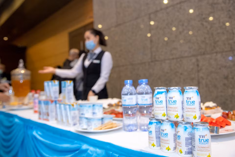 Trong số này có sản phẩm TH True WATER, nước uống tinh khiết phục vụ các đại biểu. (Ảnh: PV/Vietnam+)