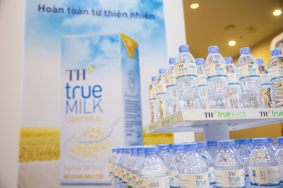 Các loại sản phẩm có mặt tại sự kiện bao gồm nước tinh khiết TH true WATER, các loại sữa, chế phẩm từ sữa tươi nguyên chất... (Ảnh: PV/Vietnam+)