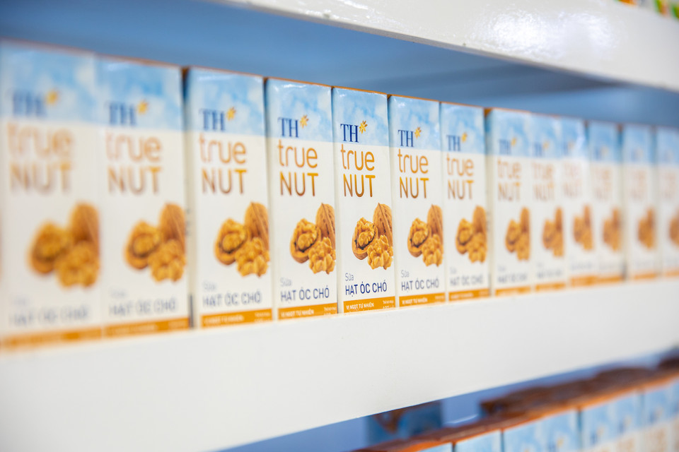 Các loại sản phẩm này đã được lựa chọn kỹ càng về thương hiệu, chất lượng, chứng nhận an toàn thực phẩm của ban tổ chức. (Ảnh: PV/Vietnam+)