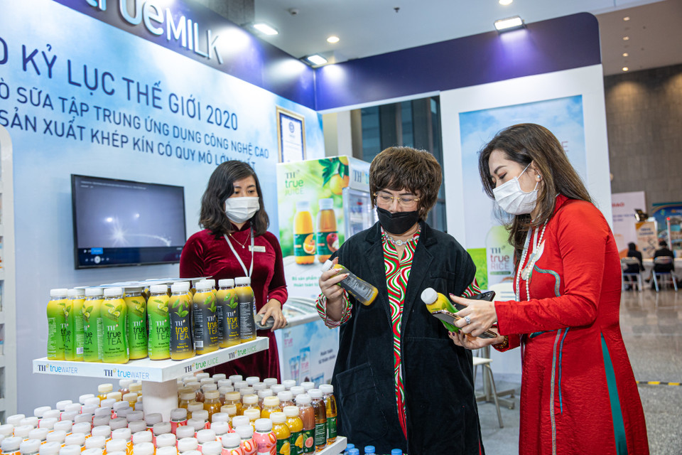 Đích thân bà Thái Hương đã kiểm tra các sản phẩm để đảm bảo các đại biểu được thưởng thức những thức uống ngon lành, an toàn trong suốt quá trình diễn ra hội nghị. (Ảnh: PV/Vietnam+)
