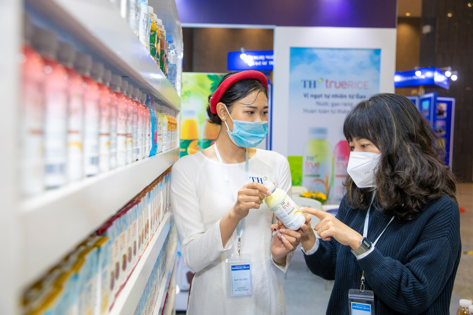 Rất nhiều đại biểu, đặc biệt là các Đại sứ Việt Nam tại nước ngoài, sau khi trải nghiệm cho biết rất muốn hỗ trợ quảng bá sản phẩm ra thị trường nước ngoài. (Ảnh: PV/Vietnam+)