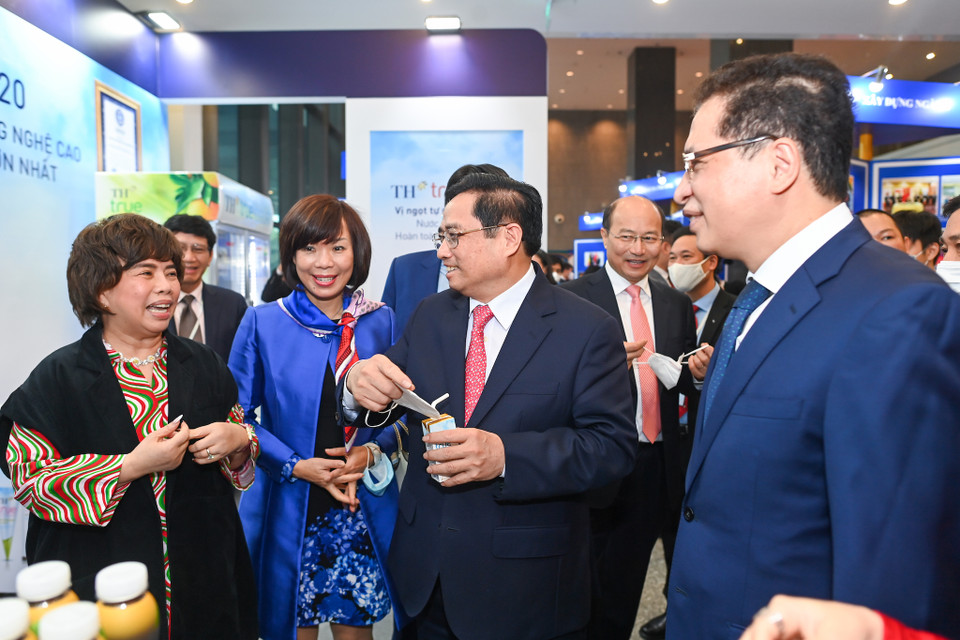 Tại đây, bà Thái Hương - Chủ tịch TH True MILK đã mời Thủ tướng uốngTH true MILK LIGHT MEAL, một trong những sản phẩm mới nhất của Tập đoàn TH. (Ảnh: PV/Vietnam+)