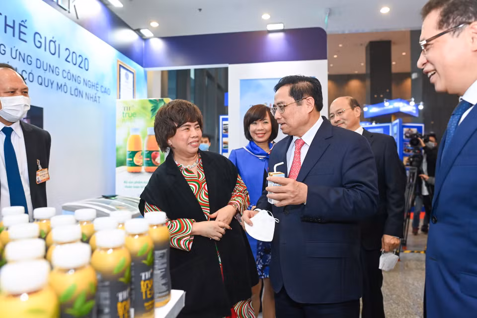 Thủ tướng Chính phủ Phạm Minh Chính ghé thăm gian hàng của TH True MILK. (Ảnh: PV/Vietnam+)
