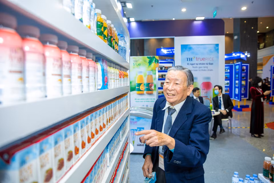 Ông cũng tự tay chọn lựa những đồ uống ngon, bổ dưỡng cho sức khỏe. (Ảnh: PV/Vietnam+)