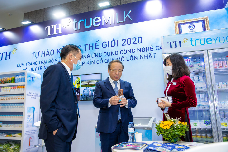 Tiến sỹ Nguyễn Văn Thân - Chủ tịch Hiệp hội Doanh nghiệp nhỏ và vừa Việt Nam thăm gian hàng. (Ảnh: PV/Vietnam+)