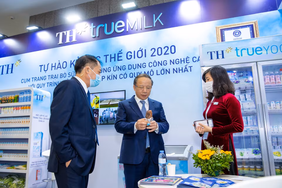 Tiến sỹ Nguyễn Văn Thân - Chủ tịch Hiệp hội Doanh nghiệp nhỏ và vừa Việt Nam thăm gian hàng. (Ảnh: PV/Vietnam+)
