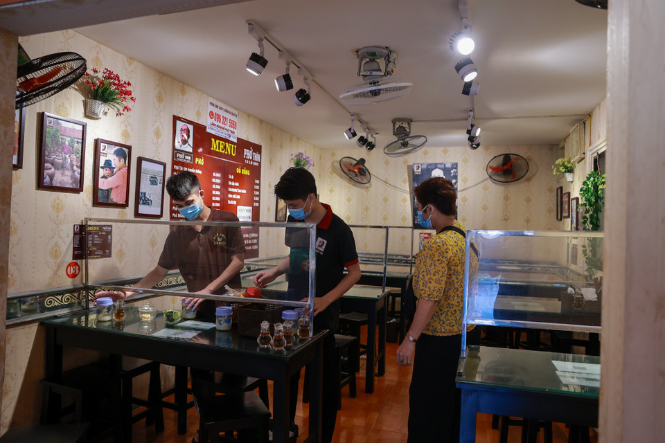 Chủ cửa hàng cho biết, số lượng bán mang về không nhiều nên cửa hàng chấp nhận đóng luôn đợi chỉ thị mở cửa trở lại từ thành phố. (Ảnh: Minh Sơn/Vietnam+)