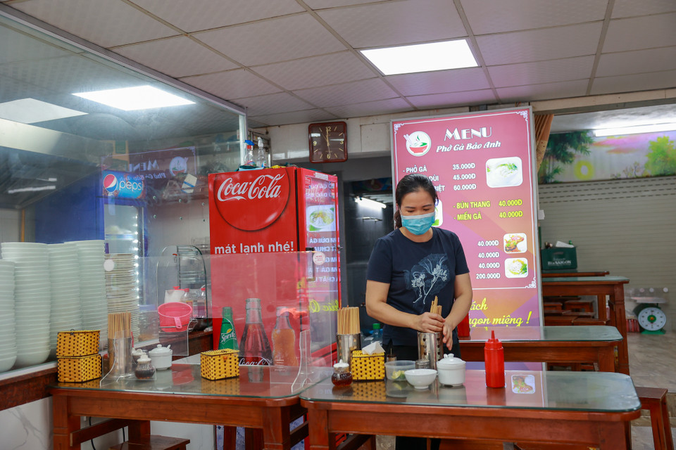 Chị Phạm Thị Huệ, chủ một nhà hàng khác cho hay chị mới mở cửa hàng từ 30/4 nhưng đã phải đóng cửa vì cửa hàng chưa kịp cập nhật ứng dụng giao đồ ăn như Grab, Now hay Baemin. (Ảnh: Minh Sơn/Vietnam+)